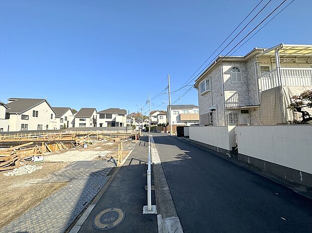 【前面道路含む現地写真】前面道路は車通りも少なく、お子さまのいるご家庭でも安心ですね。