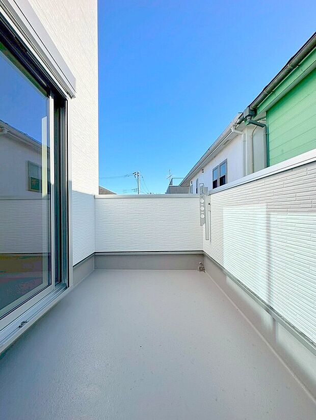 【バルコニー】陽当りの良いバルコニー。心地よい風が吹き込み洗濯物だけでなく、お布団もふっかふかです。