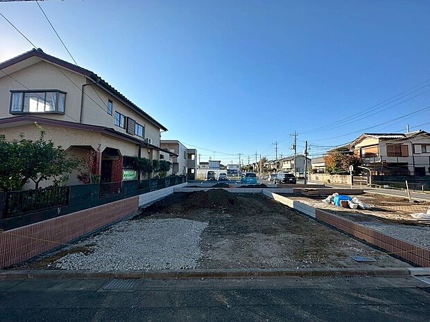 【現地外観】周囲にはスーパーをはじめとした買い物施設も揃っています。住みやすさと利便性を兼ね備えた環境です。