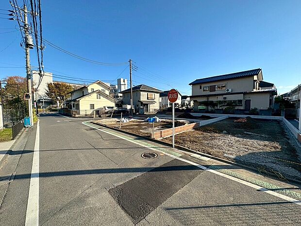 【前面道路含む外観】前面道路は東側4・北側5.4ｍ（2面）。ゆとりもあり車庫入れもスムーズにできますね。