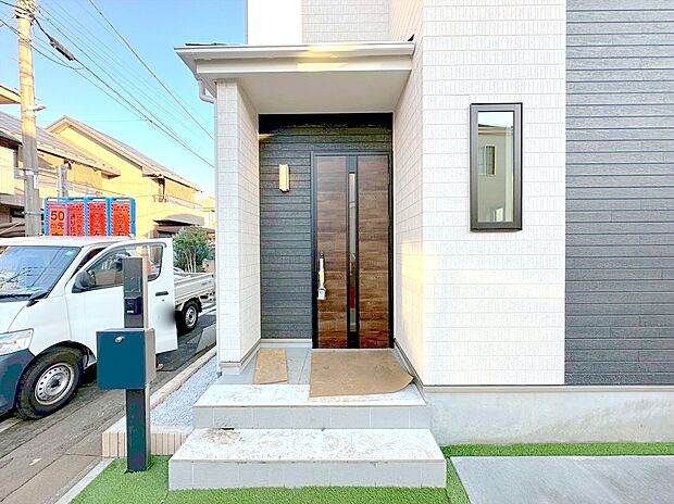 【玄関】お家に出会う人々を出迎える玄関先だからこそ、広々清潔感あふれる空間にしたいもの。毎日明るい空間をキープします。