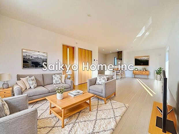 【リビング】南向きの大きな窓からは柔らかな光が差し込み、１年を通して明るくリビングを照らしてくれます。自然と家族の笑顔と心穏やかな一時を感じる事ができる、そんな空間になりました。※家具等はCG加工しております。