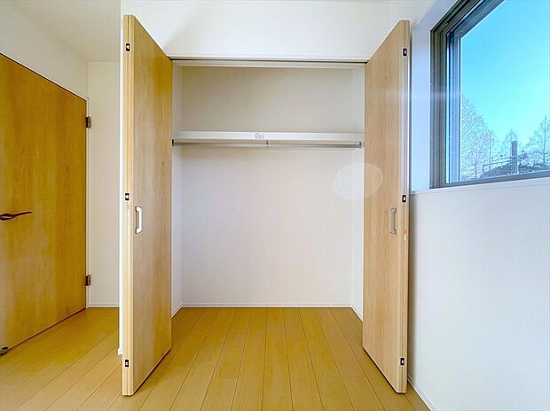 【収納】居室にはたっぷりの収納付き。洋服や荷物など仕分けができるので、お子様も整理整頓がしっかりできますね