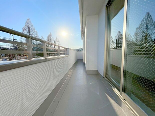 【バルコニ】洋室２部屋分に面しているので、お布団干しにも大変便利ですね。