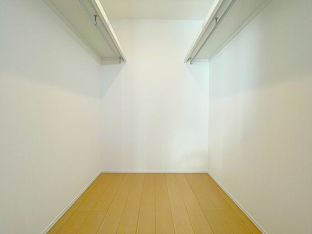 【【ウォークインクローゼット】】嬉しい大型収納は衣替え不要ですぐに使え、片付け上手に！