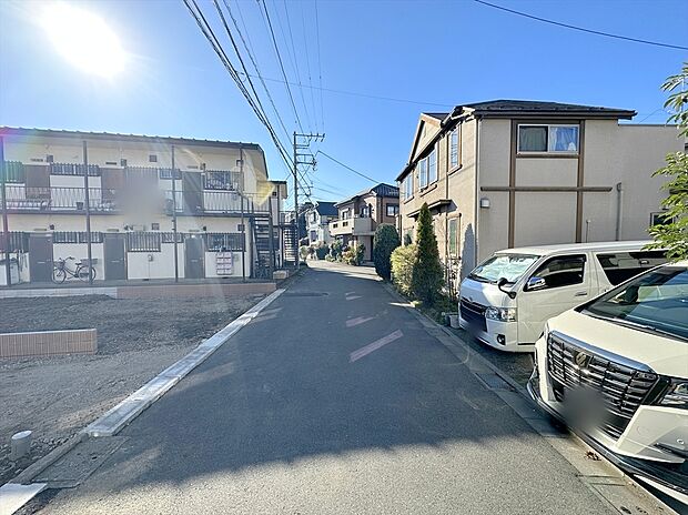 【前面道路】前面道路は車通りも少なく、お子さまのいるご家庭でも安心ですね。