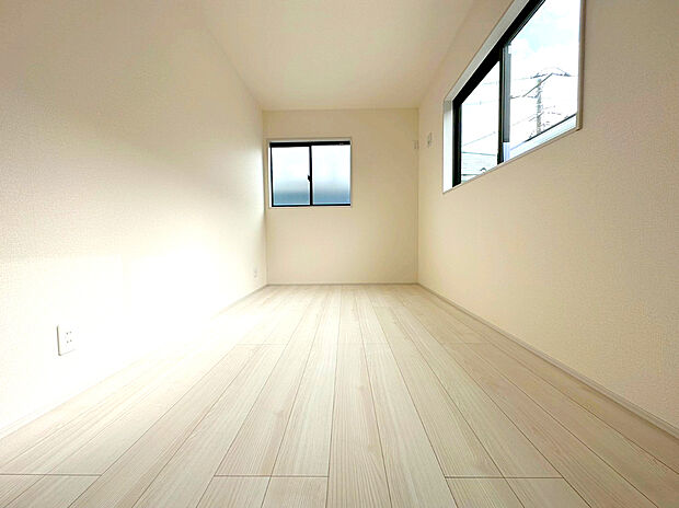 【複層ガラス】空気層が一般複層ガラスサッシの2倍の遮熱効果を発揮します。夏の強い日差しをカットし、冷房効果を高めます