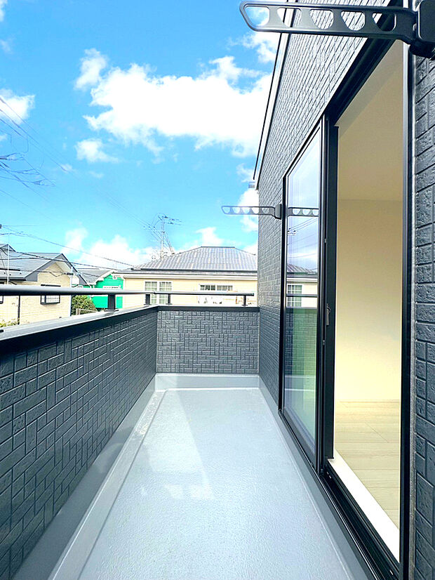 【バルコニー】日当たりがよく心地よい風を感じることができるバルコニー。お洗濯やお布団を干すのも快適です。