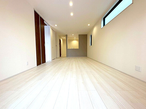 【リビング】採光良好なリビングは、ご家族の憩いの空間。居心地の良い快適な安らぎの場所にもなりそうです。
