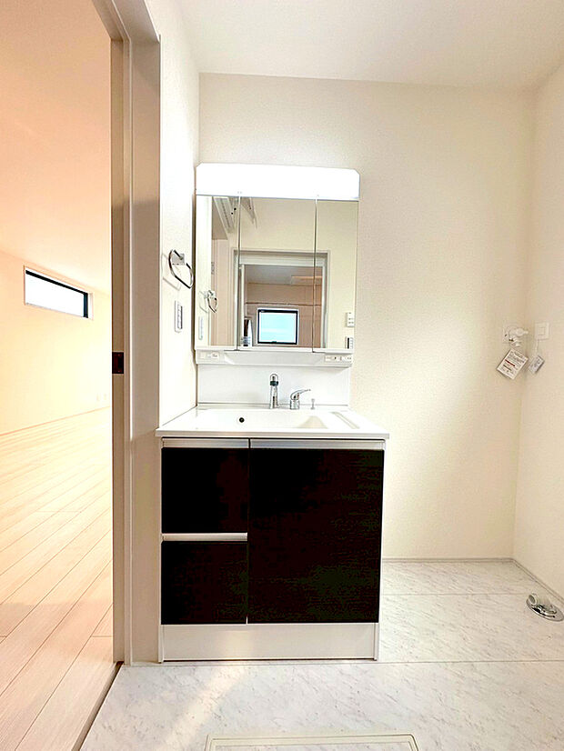 【洗面所】収納力と機能性に優れたお手入れラクラク三面鏡洗面化粧台です。朝の身支度にも大活躍！