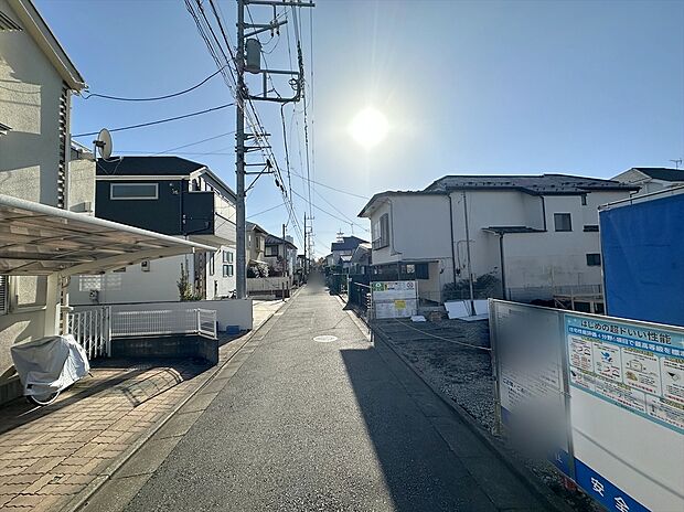 【前面道路含む外観】前面道路は車通りも少なく、お子さまのいるご家庭でも安心ですね。