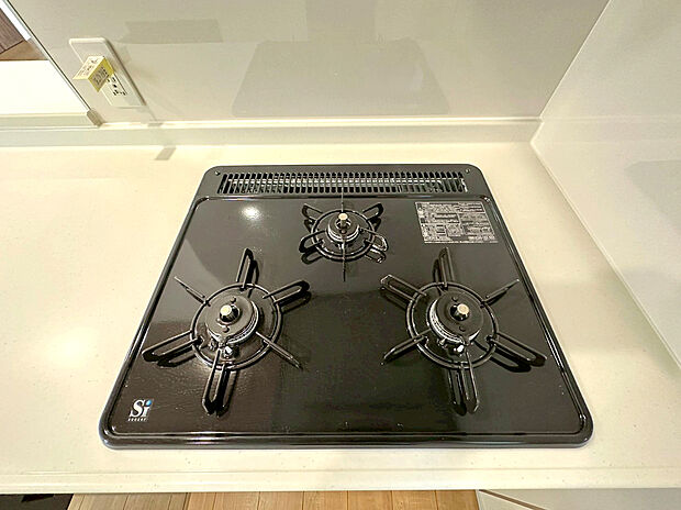 【【3口コンロ】】凹凸が少ないフラットトップコンロ。お掃除もラクラクです。