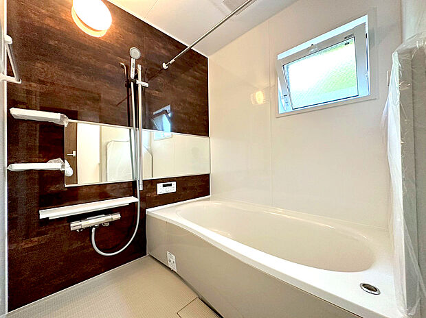 【浴室】一日の疲れを癒すための心地よい浴室はゆとりあるサイズを採用。浴室乾燥機付き!汚れにくくお手入れしやすい浴室です。