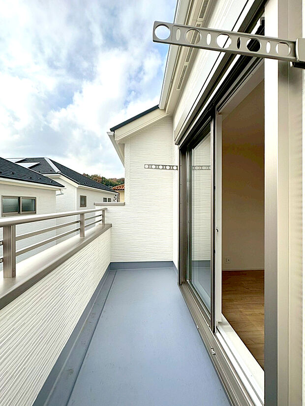 【バルコニー】お洗濯ものや布団を干したりするのに十分なスペースを取ったバルコニーは大変便利です。