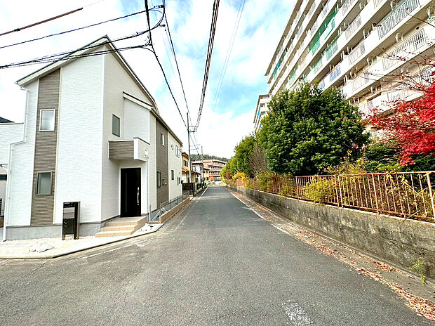 【前面道路含む現地写真】前面道路は車通りも少なく、お子さまのいるご家庭でも安心ですね。