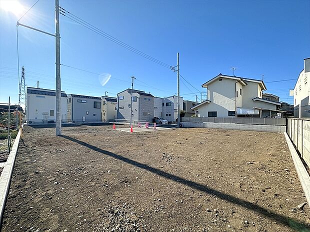 【現地写真】周囲にはスーパーをはじめとした買い物施設も揃っています。住みやすさと利便性を兼ね備えた環境です。