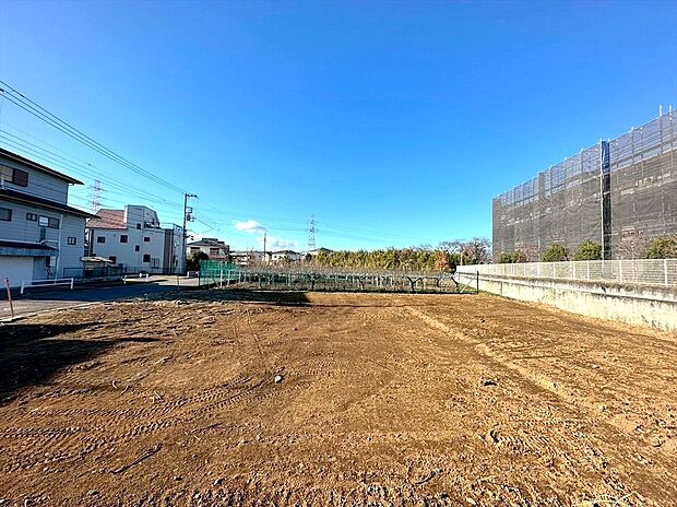 【現地外観】子育てにも嬉しい、緑豊かな自然が広がる閑静な住宅地、南向きの邸宅です。この機会に是非現地をご覧ください。