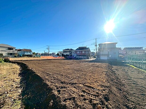 【現地外観】限られたスペースでも空間を最大限に利用した、機能性を重視した住宅です。