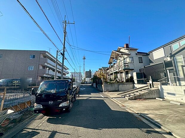 【前面道路含む外観】青空と公園。開放感のある街並み。「ゆったりとした環境で子育てがしたい」ママ・パパにぜひ現地をみてもらいたい物件です!