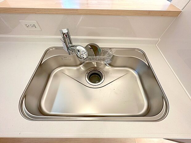 【浄水器】浄水器付きでいつでもおいしい水をいつでも手軽に使えます。飲み水やお料理にも安心ですね。
