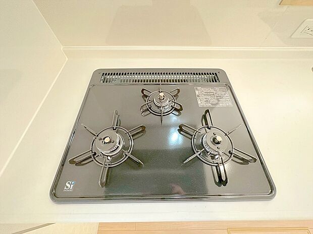 【3口ガスコンロ】コンロは３口式のグリルです。たくさんの料理が同時に作れちゃいますね。
