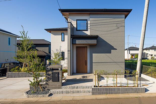 【街に映える美しいコンテンポラリーデザインの家】
グレーのクロスとブラックアクセントのインテリアが
スタイリッシュで心地のよい空間を創り出します。