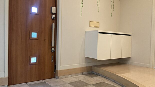 【玄関】広々とした玄関です。造り付けの靴箱付きです。