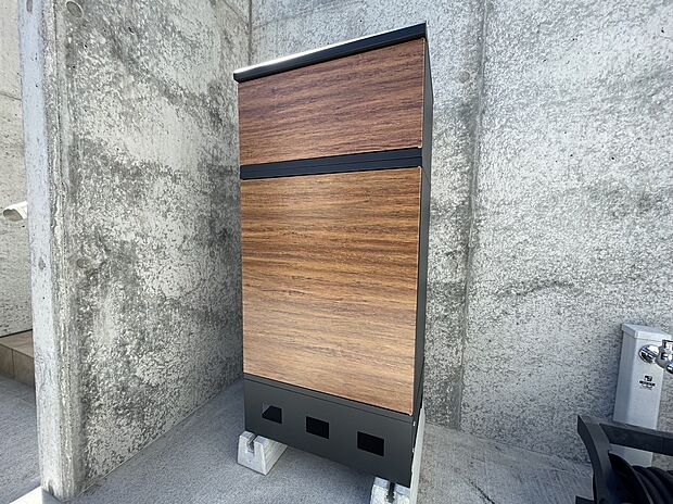 【宅配ボックス】不在時はもちろん、在宅中でも対面せずに荷物を受け入れ、非常に便利です。