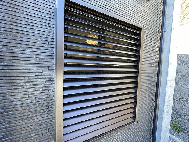 【目隠しルーバー】外からの視線を遮りながら風や光を効率よく取り込めます。