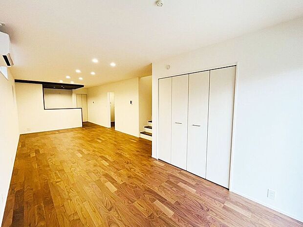 (B棟)☆リビング☆対面式キッチンからリビングを一目で見渡せます♪