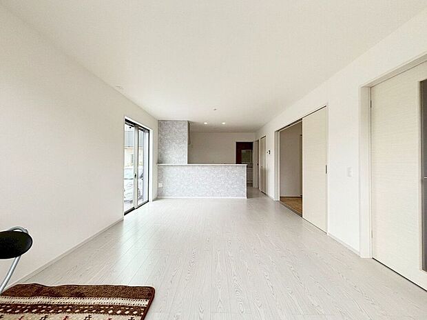 (1号棟)☆リビング☆対面式キッチンからリビングを一目で見渡せます♪