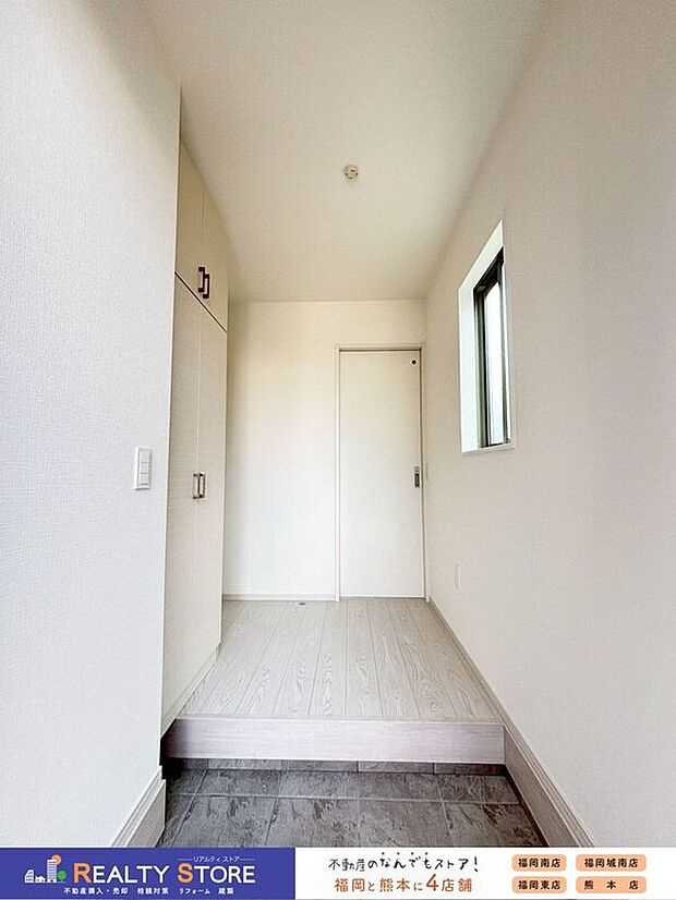 〈3号棟〉☆玄関☆明るく広々した玄関は、帰ってきたときにホッとする空間♪