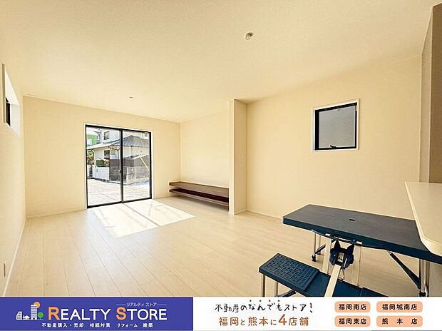 ☆リビング☆南向き3面採光のリビング♪家具の配置がしやすい窓設計です♪