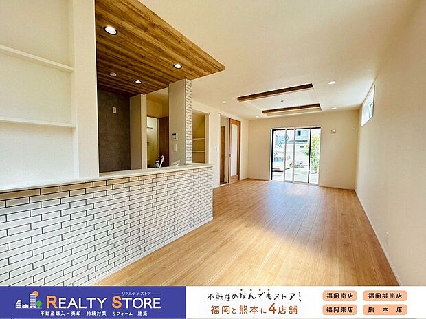 〈1号棟〉18.7帖のゆとり空間♪ナチュラルカラーのフローリングが室内を明るくしてくれます♪