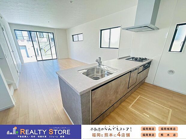 〈1号棟〉21帖のゆとり空間♪ナチュラルカラーのフローリングが室内を明るくしてくれます♪