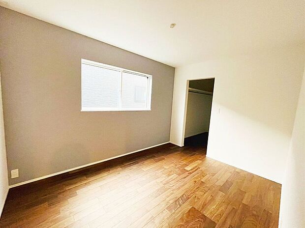 【室内】(B棟)☆洋室☆腰高の窓で学習机やベッドの配置がしやすい洋室♪子供部屋におすすめです♪