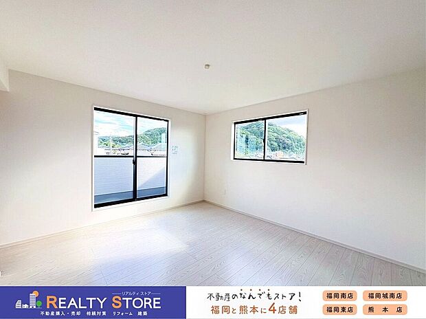 【室内】〈1号棟〉☆主寝室☆バルコニーに面した明るいお部屋♪ウォークインクローゼット付きで主寝室におすすめです♪