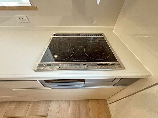 【その他設備】吹きこぼれのお掃除もお手入れも簡単♪綺麗なキッチンを保てるIHクッキングヒーターです♪
