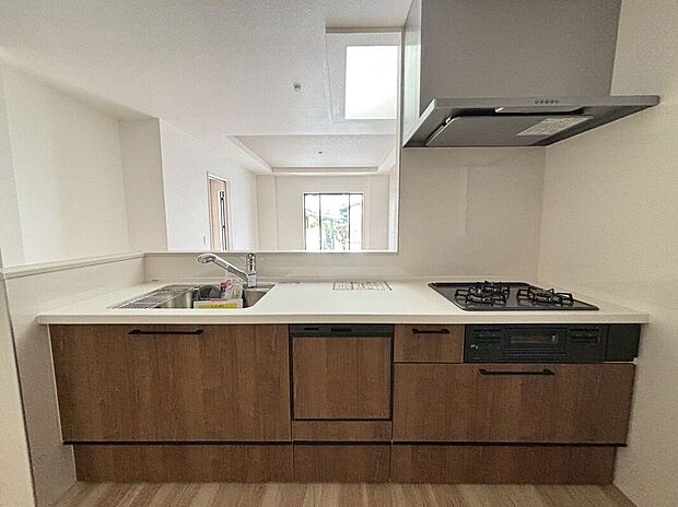 【キッチン】〈1号棟〉☆システムキッチン☆広いシンクで洗い物も余裕のスペース♪