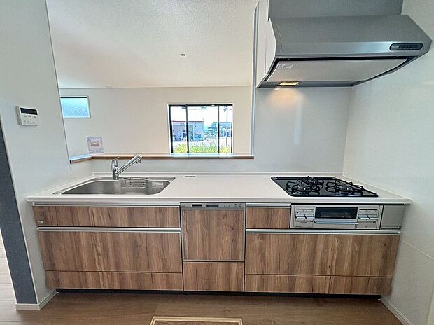 【キッチン】〈2号棟〉☆システムキッチン☆三口コンロのシステムキッチン♪対面式なので家族と会話しながら家事ができます♪