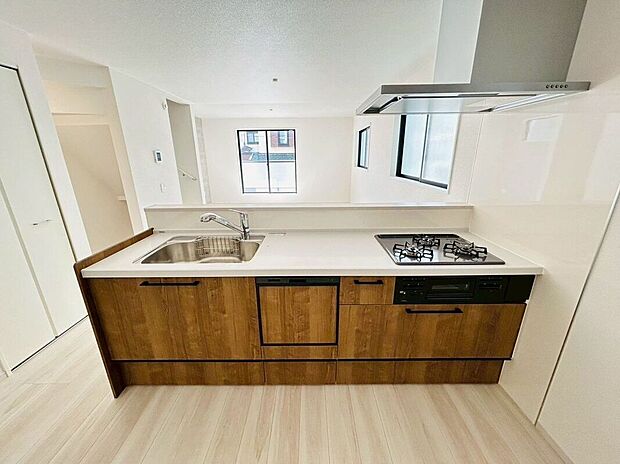 【キッチン】〈2号棟〉☆システムキッチン☆食洗機付きのシステムキッチン♪広いシンクと作業台でお料理前後も快適です♪♪