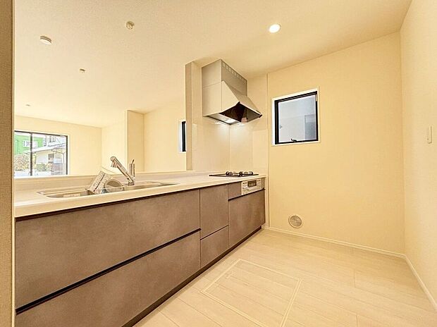 【キッチン】☆システムキッチン☆対面式なので家族と会話しながら家事ができます♪