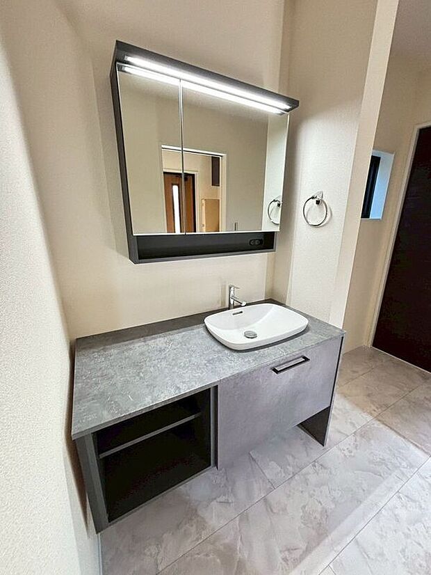 【洗面】☆洗面化粧台☆便利な三面鏡仕様♪朝やお出掛け前の身だしなみチェックも楽に出来ますね♪