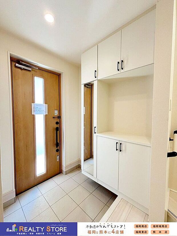 【玄関】〈2号棟〉☆シューズボックス☆大容量のシューズボックス♪飾り棚にはフォトフレームやお花を飾るのも素敵です♪