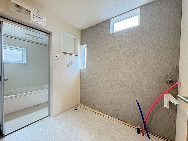 【洗面】〈2号棟〉☆洗面室☆換気ができる小窓付きの洗面室♪家事導線がとりやすい広さがあります♪