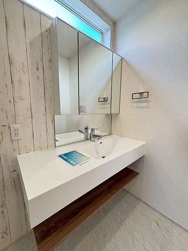 【洗面】〈2号棟〉☆洗面化粧台☆便利な三面鏡仕様♪朝やお出掛け前の身だしなみチェックも楽に出来ますね♪