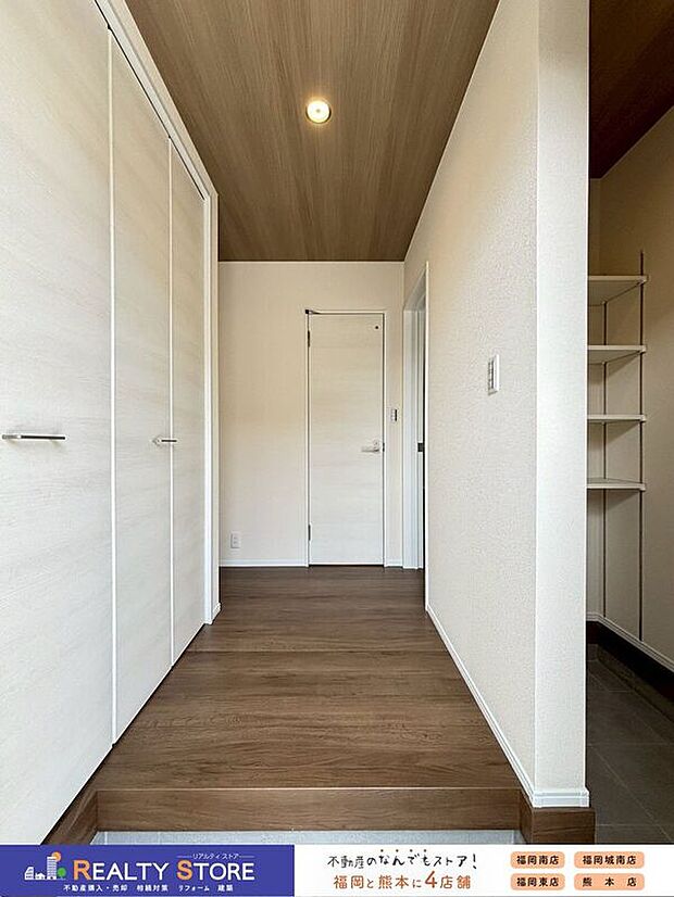 【玄関】明るく広々した玄関は、帰ってきたときにホッとする空間♪