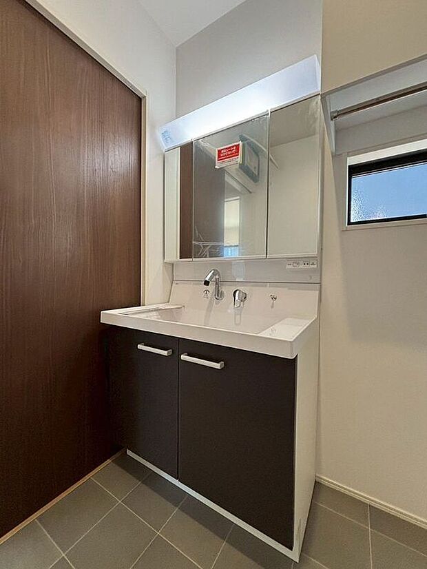 【洗面】〈7号棟〉☆洗面化粧台☆便利な三面鏡仕様♪朝やお出掛け前の身だしなみチェックも楽に出来ますね♪