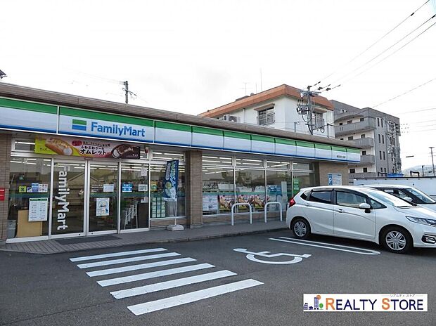 ファミリーマート春日白水ヶ丘店(約400m)