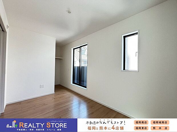 【室内】〈2号棟〉バルコニーに面した明るいお部屋♪主寝室におすすめ♪